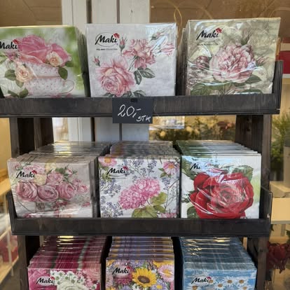 Dekorative servietter og blomsterkort